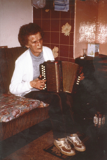 Margaret Peg Kelliher, accordion / Máire O’Keeffe