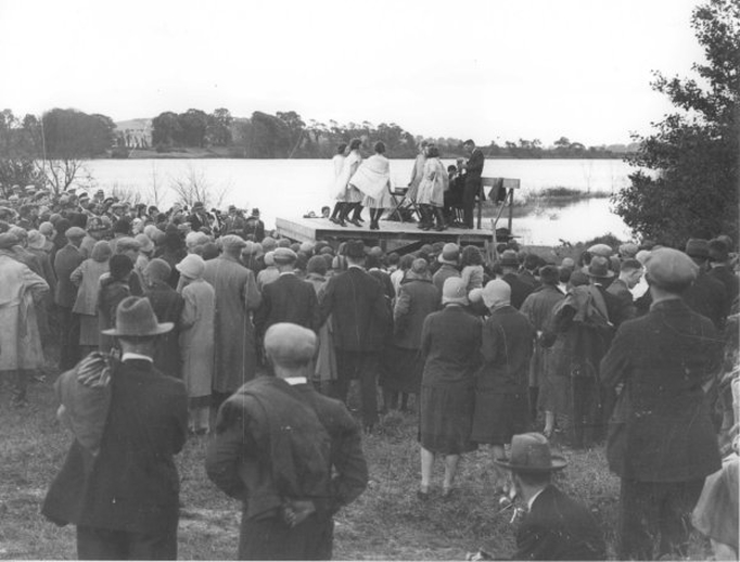 Unidentified, dancer, & others, 1931 / Cork Examiner photographer