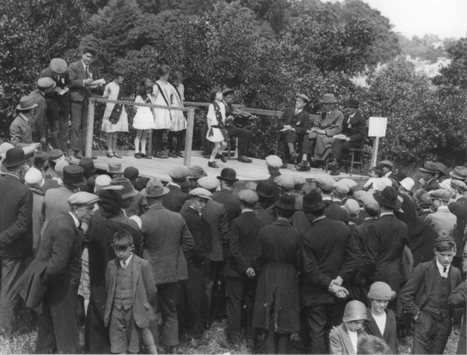 Unidentified, dancer, & others, 1927 / Cork Examiner photographer
