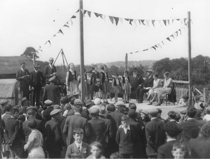 Unidentified, dancer, & others, 1933 / Cork Examiner photographer