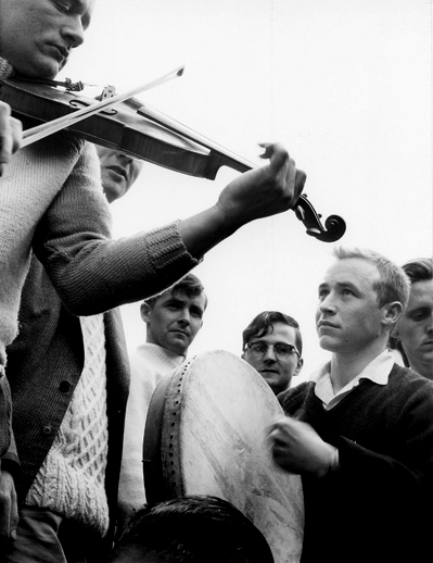 Unidentified fiddler and bodhrán player at the Fleadh Cheoil, Gorey, 1962 / Bord Fáilte