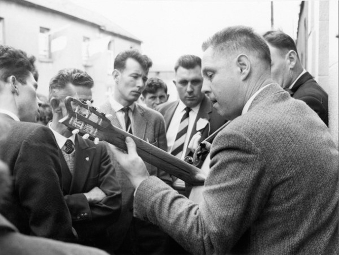 Unidentified fiddler and guitarist at the Fleadh Cheoil Gorey, 1962 / Bord Fáilte