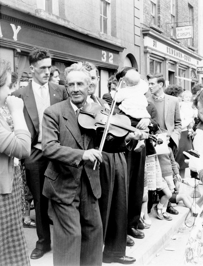 Unidentified fiddler at the Fleadh Cheoil, Gorey, 1962 / Bord Fáilte