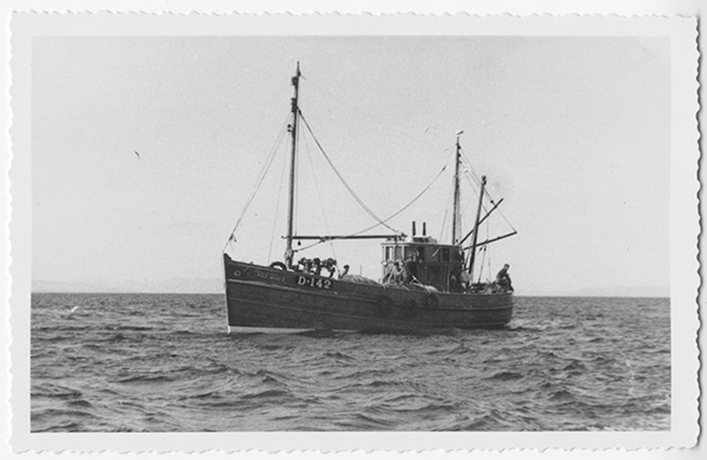 MFV Ros Éinne coming ashore, with Maidhlín Mhaidhcilín Seoighe astern and his fellow crewmembers, August 1956, courtesy of the Ralph Rinzler Folklife Archives and Collections / Sidney Robertson Cowell